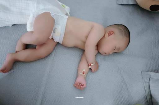 云南三个月宝宝抬头不稳